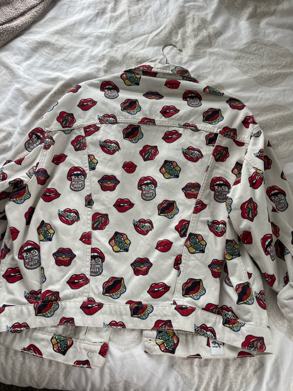 Wrangler White Denim Jacket with Red Lip Print - Picture 4 of 4
